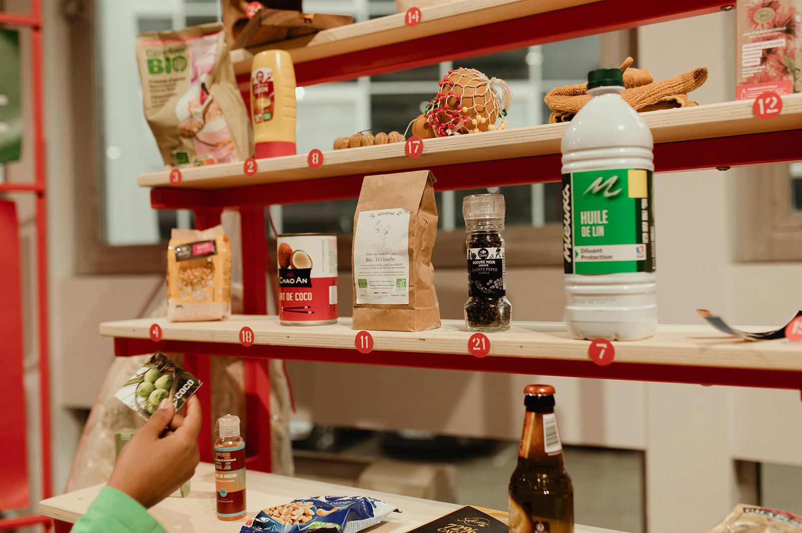 Étagère avec des produits du quotidien